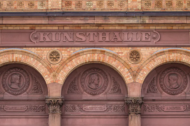 Hamburg - Detail am Eingang der Hamburger Kunsthalle - &copy;powell83 - stock.adobe.com