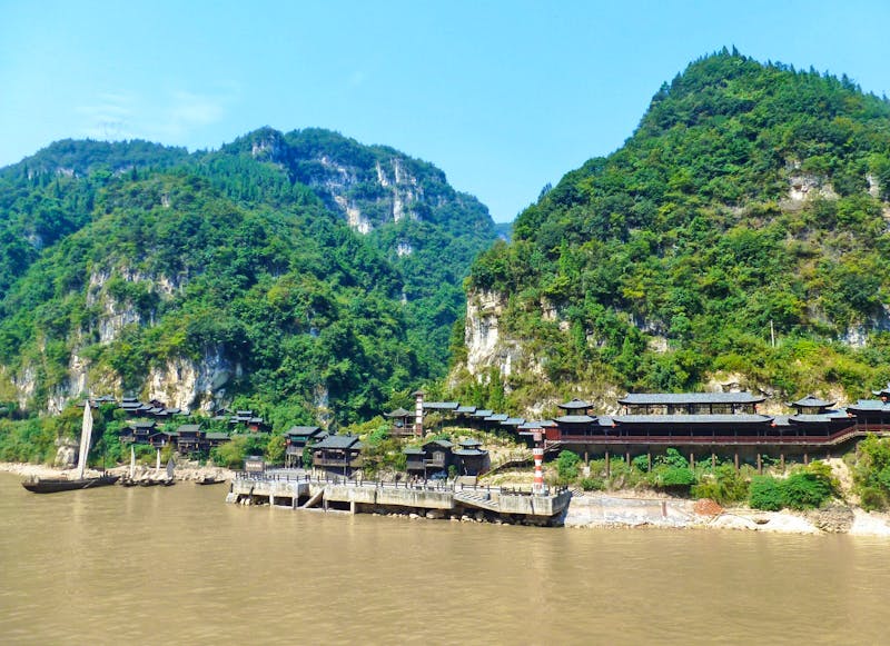 Kreuzfahrt auf dem Yangtze - Traditionelle Häuser am Ufer - &copy;Sandra Schack - Eberhardt TRAVEL