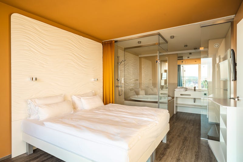 Zimmerbeispiel Suite mit Balkon im aja Warnemünde &ndash; &copy;Erik Gross
