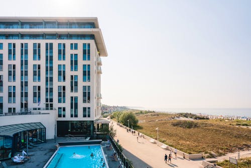 Hotel aja Warnemünde mit Außenpool &ndash; &copy; aja Warnemünde