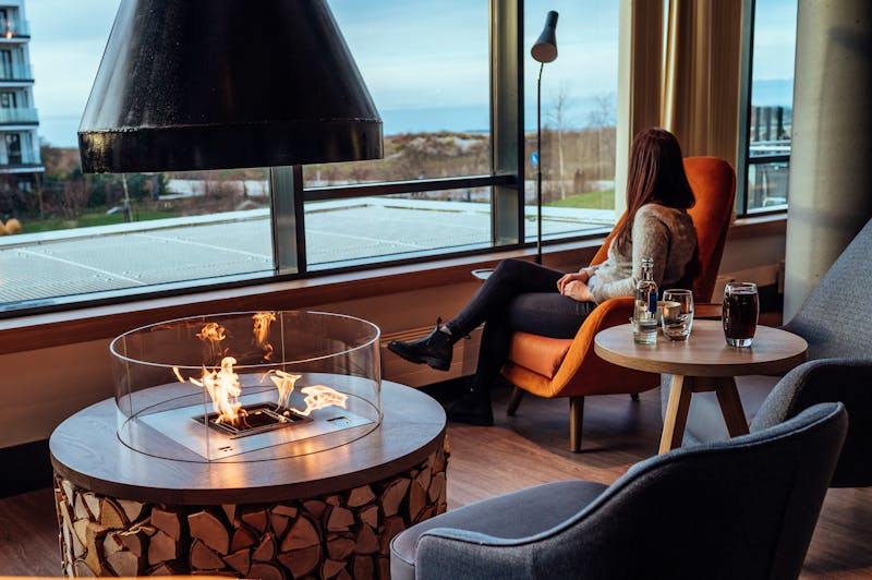 Kamin in der Bar vom aja Warnemünde &ndash; &copy;aja Warnemünde