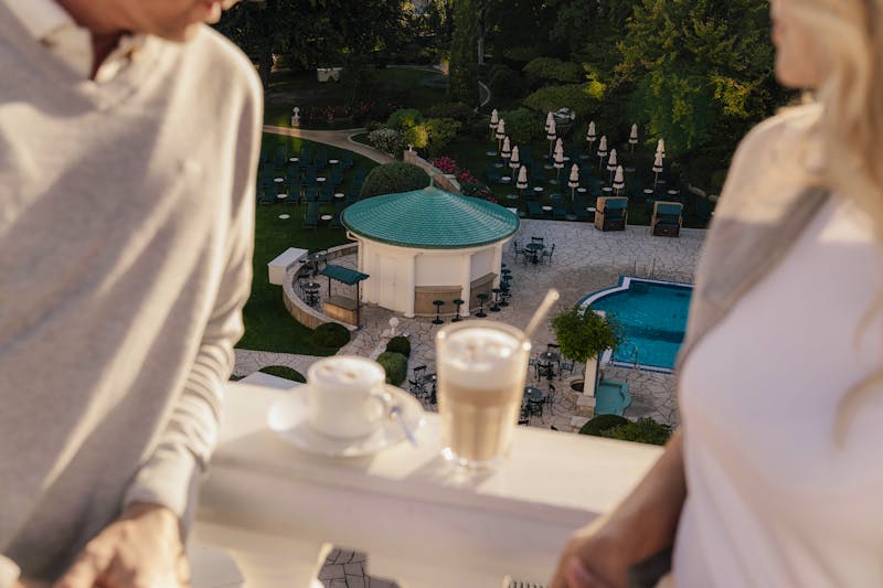 Blick vom Zimmer zum Außenpool im A-ROSA Strandidyll Heringsdorf &ndash; &copy;A-ROSA Strandidyll Heringsdorf