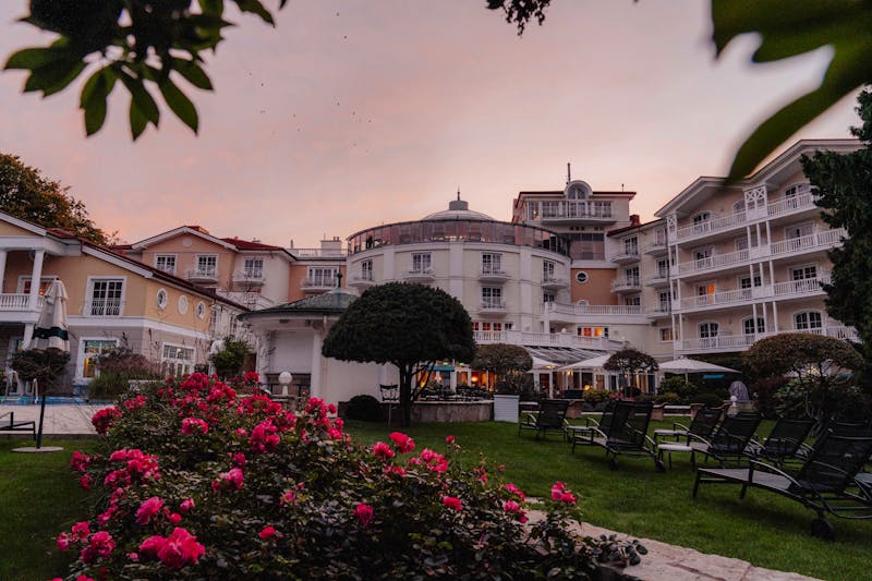 Hotelansicht mit Garten A-ROSA Strandidyll Heringsdorf &ndash; &copy;A-ROSA Strandidyll Heringsdorf