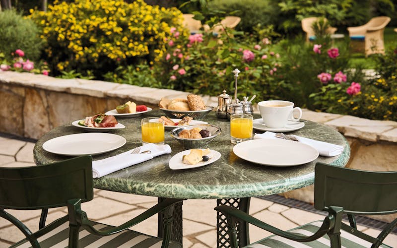 Frühstück auf der Terrasse im A-ROSA Strandidyll Heringsdorf &ndash; &copy;A-ROSA Strandidyll Heringsdorf