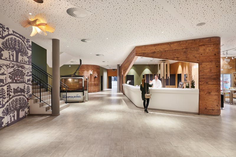 Lobby-Bereich im aja Ruhpolding &ndash; &copy;Jan Schmiedel