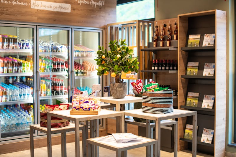 kleiner Shop an der Rezeption im aja Ruhpolding &ndash; &copy;Jan Schmiedel