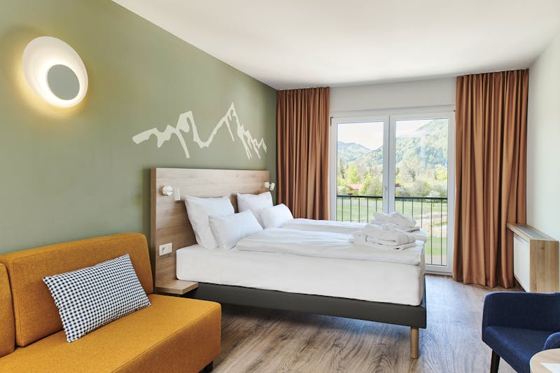 Zimmerbeispiel Doppelzimmer mit franz. Balkon im aja Ruhpolding &ndash; &copy;Jan Schmiedel