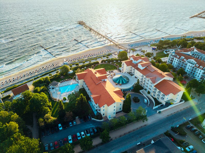 Luftaufnahme vom A-ROSA Ostseehotel Kühlungsborn &ndash; &copy;Felix Gänsicke