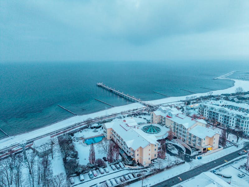 Winter Luftaufnahme A-ROSA Ostseehotel Kühlungsborn &ndash; &copy;Felix Gänsicke