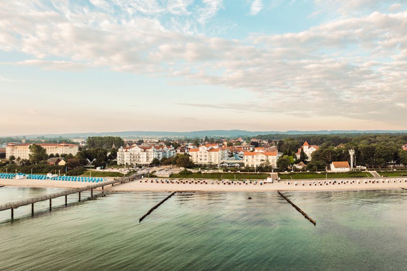 Blick vom Wasser auf das A-ROSA Ostseehotel Kühlungsborn &ndash; &copy;A-ROSA Ostseehotel Kühlungsborn