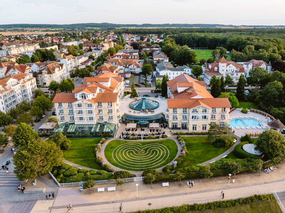A-ROSA Ostseehotel Kühlungsborn Luftaufnahme mit Garten und Pool &ndash; &copy; Erik Gross