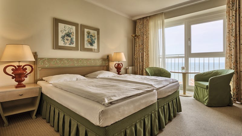 Zimmerbeispiel JuniorSuite mit Seeblick im aja Nordperd & Villen Göhren &ndash; &copy;aja Nordperd & Villen Göhren