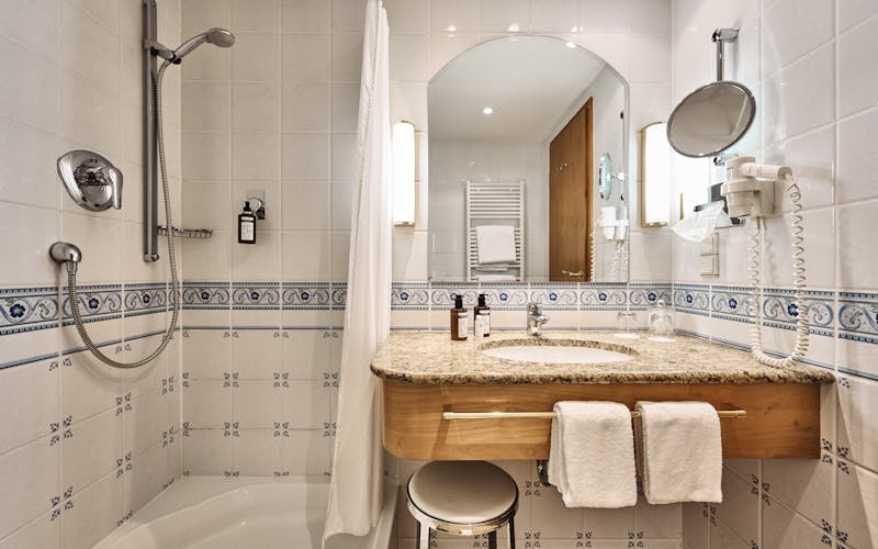 Badezimmer mit Wanne im aja Nordperd & Villen Göhren &ndash; &copy;aja Nordperd & Villen Göhren