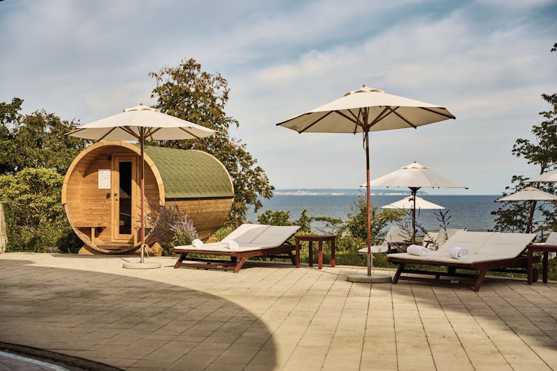 Fasssauna mit Liegebereich im aja Nordperd & Villen Göhren &ndash; &copy;aja Nordperd & Villen Göhren