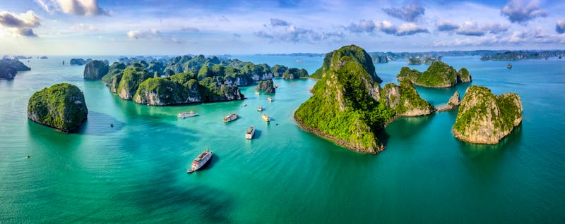 Halong-Bucht - schwimmendes Fischerdorf Vung Vieng, Felseninsel und Dschunken-Boote - &copy;Hien Phung - stock.adobe.com