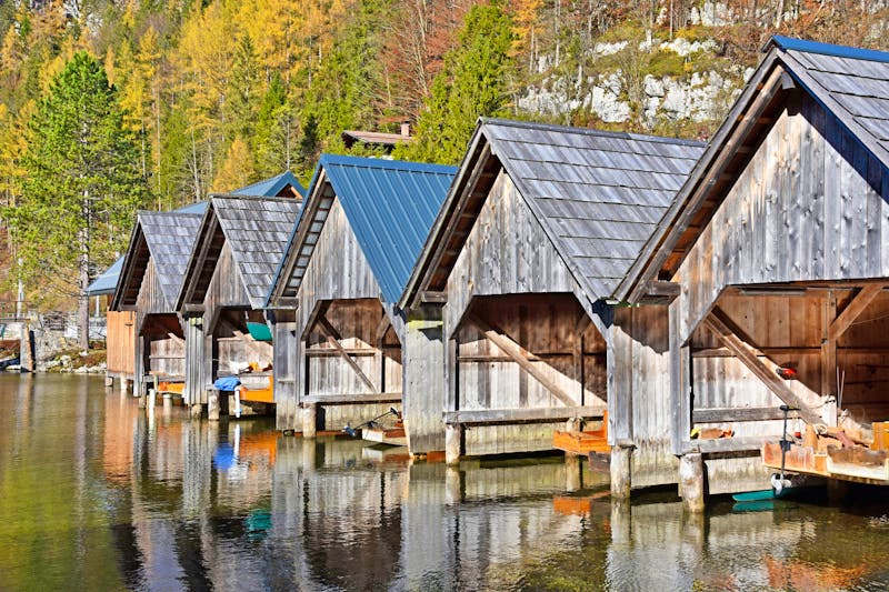 Bootshäuser am Hallstätter See bei Obertraun - &copy;Kristyna_Mladkova - stock.adobe.com