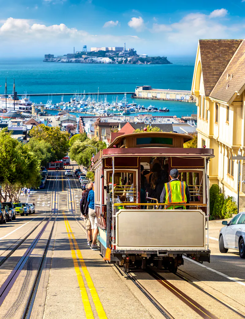 Cable Car und Alcatraz in San Francisco - &copy;Sergii Figurnyi - stock.adobe.com