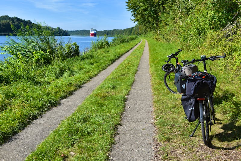 Radtour am Nord-Ostsee-Kanal  - &copy;dieter76 - stock.adobe.com