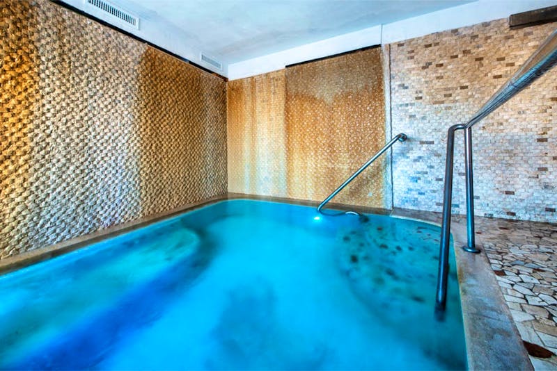 Innenpol mit Steinbank im Hotel Terme San Lorenzo &ndash; &copy;Hotel Terme San Lorenzo