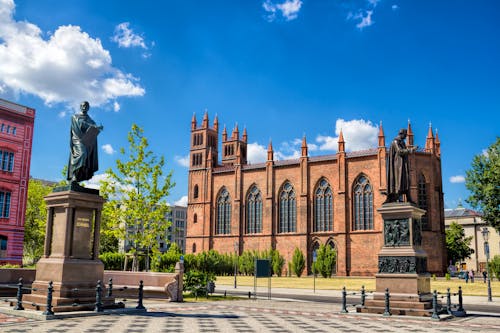 Werderscher Markt in Berlin mit Schinkeldenkmal und Friedrichswerderscher Kirche &ndash; &copy; ArTo - stock.adobe.com