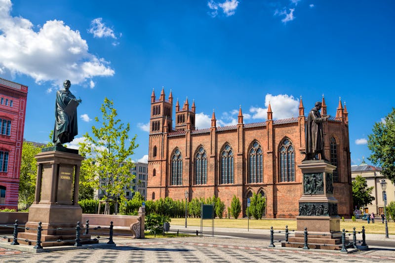 Werderscher Markt in Berlin mit Schinkeldenkmal und Friedrichswerderscher Kirche - &copy;ArTo - stock.adobe.com