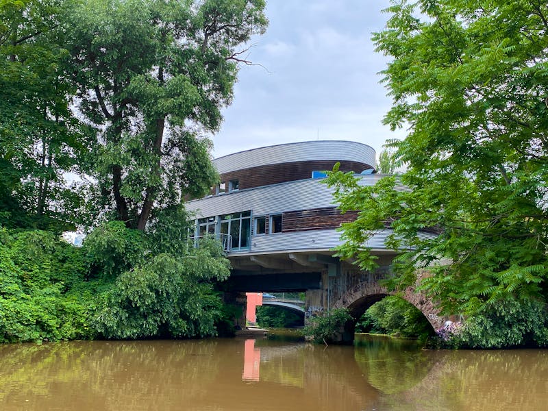 Bootstour auf der Weißen Elster in Leipzig - Kongress- und Veranstaltungszentrum über dem Karl-Heine-Kanal - &copy;Please contact muellermuellersen@t-online.de