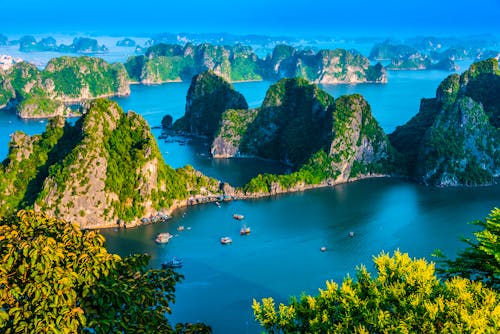 Ha Long Bucht in Vietnam &ndash; &copy; monticellllo - stock.adobe.com