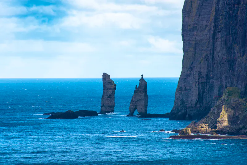 Felsnadeln Risin og Kellingin vor der Nordküste Eysturoys - &copy;Adwo - stock.adobe.com