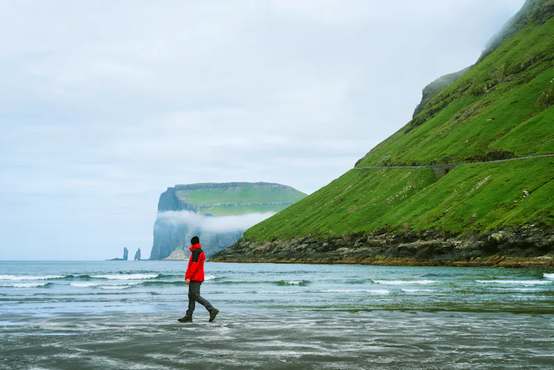 Strand bei Tjornuvik auf der Färöer-Insel Streymoy - &copy;Oleksandr Kotenko - stock.adobe.com
