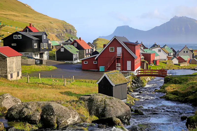 Dorf Gjogv auf der Färöer-Insel Eysturoy - &copy;corlaffra - stock.adobe.com