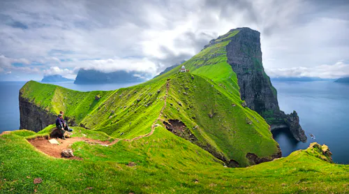 Wanderweg zum Leuchtturm auf der Färöer-Insel Kalsoy &ndash; &copy; TTstudio - stock.adobe.com