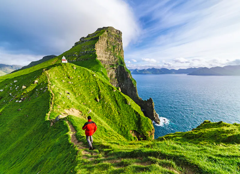 Wanderweg zum Leuchtturm auf der Färöer-Insel Kalsoy - &copy;Oleksandr Kotenko - stock.adobe.com