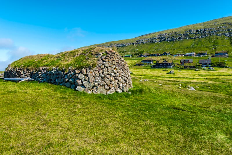 Dorf Kirkjubour auf der Färöer-Insel Streymoy - &copy;sasha64f - stock.adobe.com