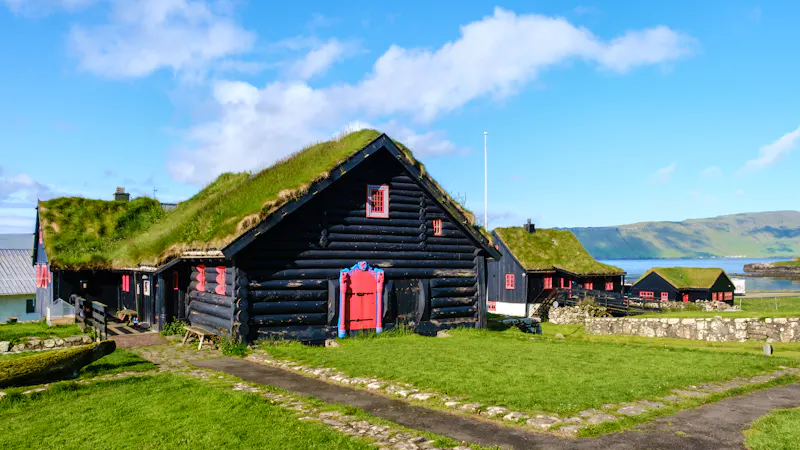 Grassodenhäuser in Kirkjubour auf der Färöer-Insel Streymoy - &copy;Fokke Baarssen - stock.adobe.com