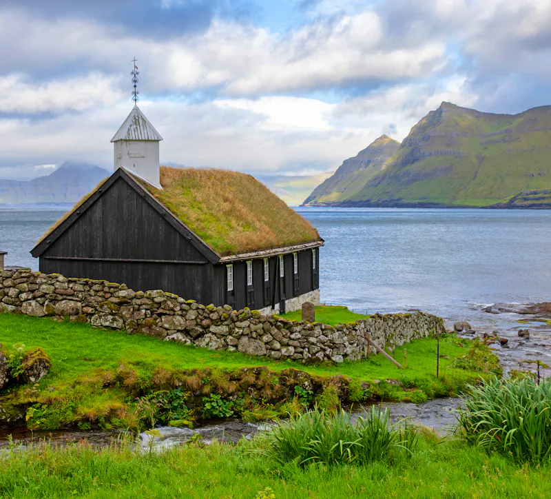 Kirche in Gjogv auf der Färöer-Insel Eysturoy - &copy;Florian Gurtner - stock.adobe.com
