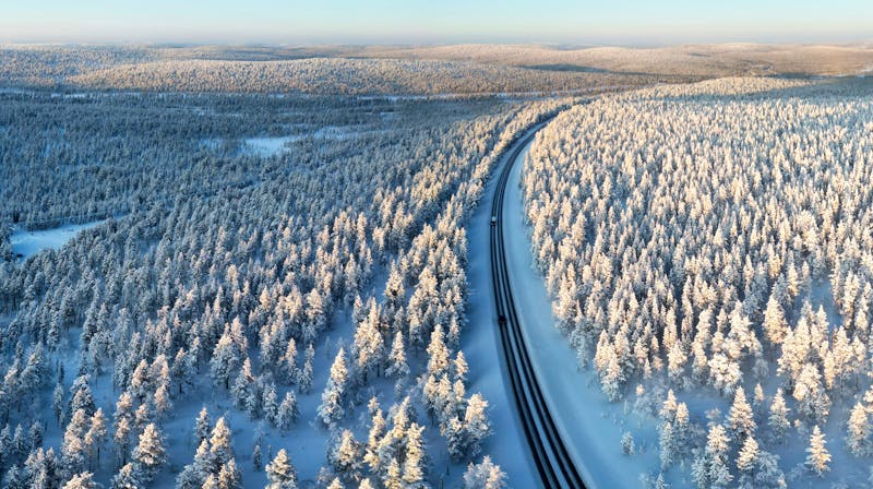 Straße nach Saariselkä in Finnland - &copy;corlaffra - stock.adobe.com