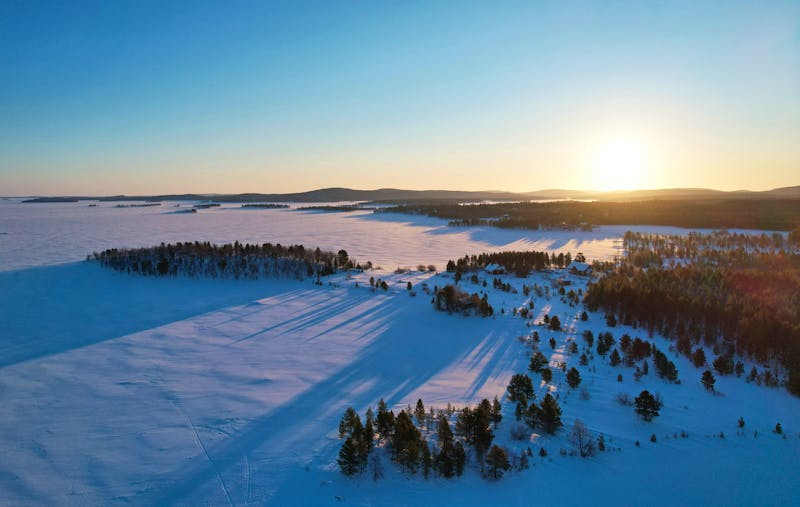 Winterlicher Inari-See in Lappland - &copy;Sjoerd - stock.adobe.com