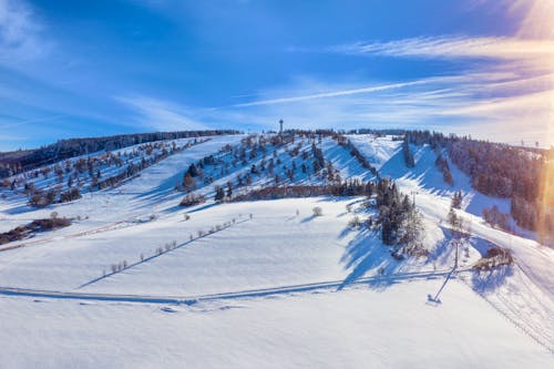 Willingen im Sauerland im Winter - Wintersport und im Hintergrund der Hochheideturm   &ndash; &copy; www tanja-esser-auftragsatelier de
