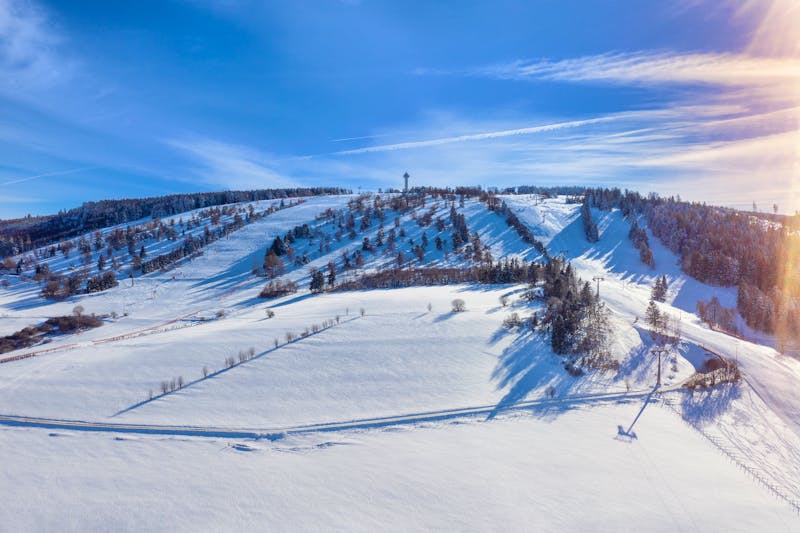 Willingen im Sauerland im Winter - Wintersport und im Hintergrund der Hochheideturm   - &copy;www tanja-esser-auftragsatelier de