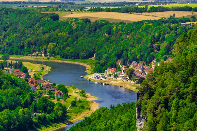 Kurort Rathen in der Sächsischen Schweiz - Panoramablick auf den Ort und das Elbtal - &copy;Christian - stock.adobe.com