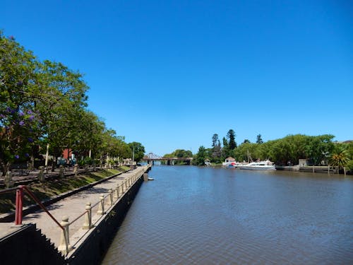 Die Stadt Carmelo an der Mündung des Arroyo de las Vacas &ndash; &copy; Domingos SAS - stock.adobe.com