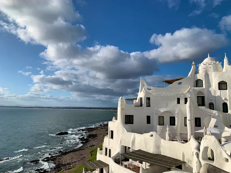 Weiße Fassaden und die gestufte Bauweise mit kleinen Balkonen verleihen dem Casapueblo einen Hauch von Santorin - &copy;Thiago Martins - stock.adobe.com