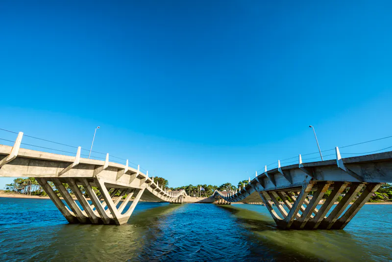 Die markante Wellenbrücke überspannt den Arroyo Maldonado und verbindet Punta del Este mit La Barra - &copy;Kseniya Ragozina - stock.adobe.com