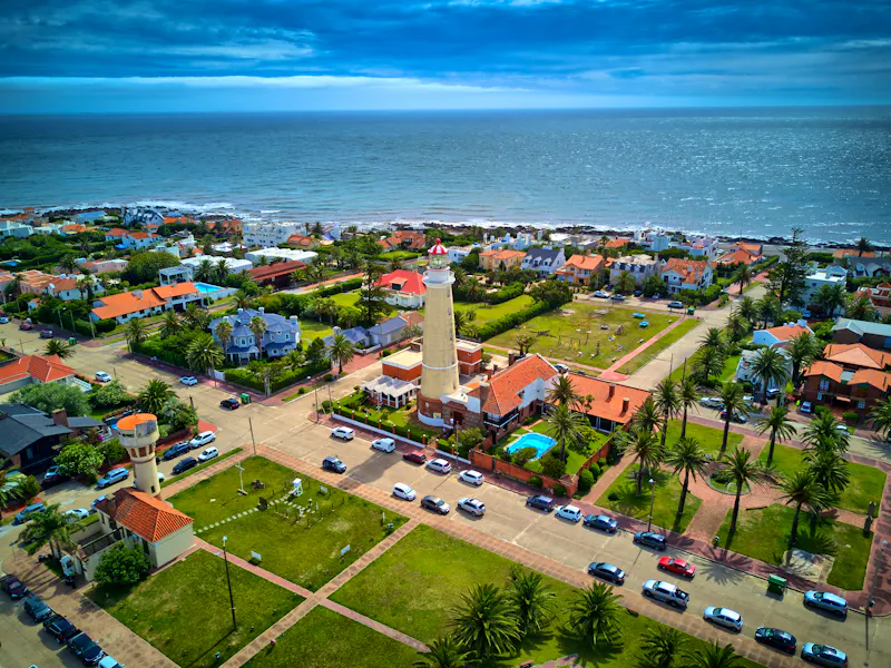 Auf der schmalen Landzunge befindet sich der Leuchtturm von Punta del Este - &copy;João Martins Neto - stock.adobe.com