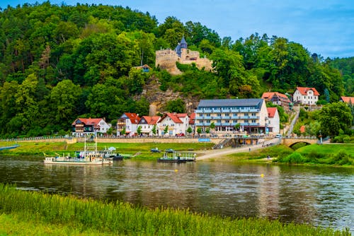 Kurort Rathen im Elbsandsteingebirge mit Blick auf die Elbfähre &ndash; &copy; https://jefs-fotogalerie.com/lizenz