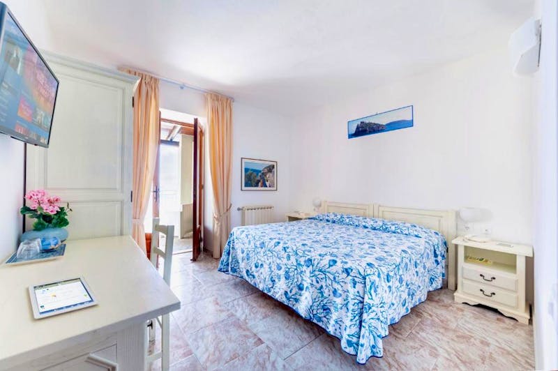 Zimmerbeispiel im Punta Chiarito Resort &ndash; &copy;Punta Chiarito Resort