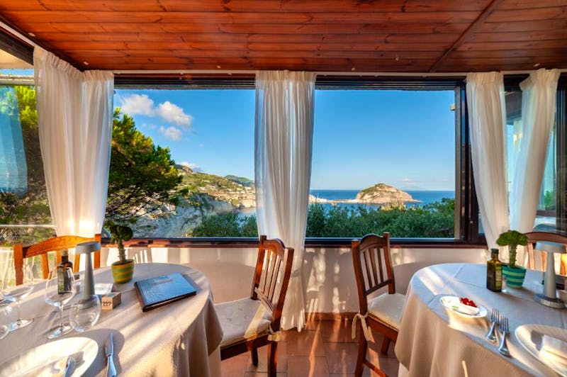 Restaurant mit großer Fensterfront im Punta Chiarito Resort &ndash; &copy;Punta Chiarito Resort