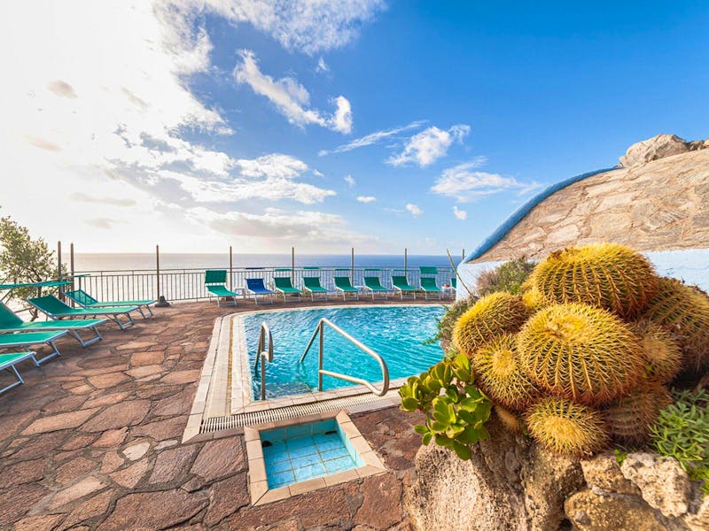 Außenbereich mit Pool im Punta Chiarito Resort &ndash; &copy;Punta Chiarito Resort