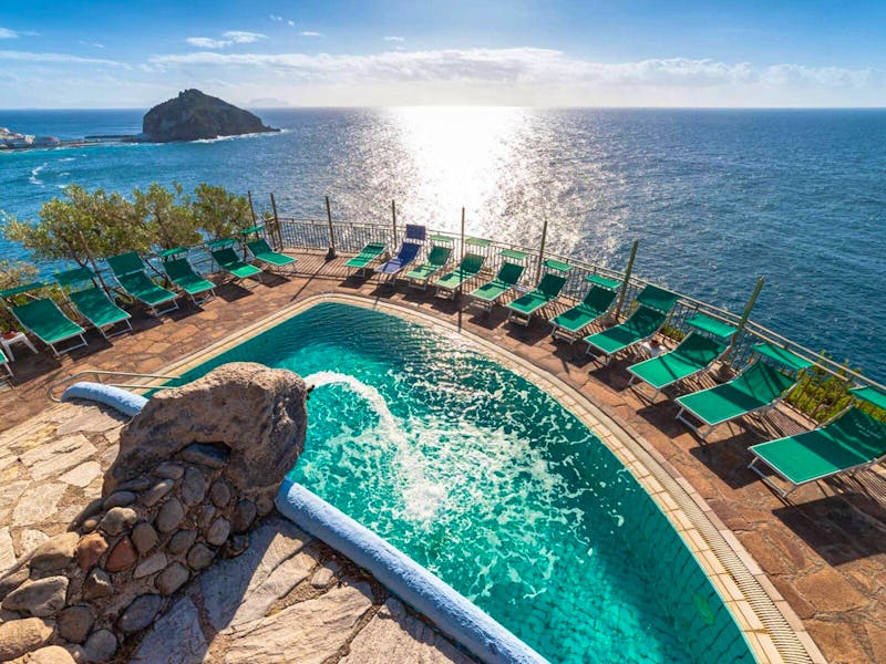 Blick auf den Außenpool im Punta Chiarito Resort &ndash; &copy;Punta Chiarito Resort