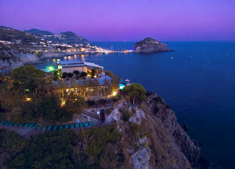 Hotelansicht am Abend Punta Chiarito Resort &ndash; &copy;Punta Chiarito Resort